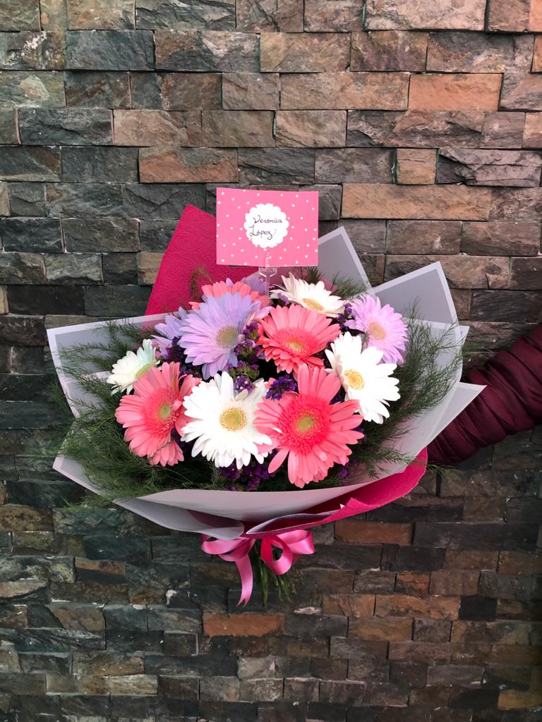 FloreriaPalermo's tweet photo. Buen día, seguimos a sus órdenes con envios a Domicilio @painalton_bm 
• Florero con gerberas y Ramo de gerberas • #cedaadomicilio #gerberas #enviaflores #globos https://t.co/ind1ZPqT5y