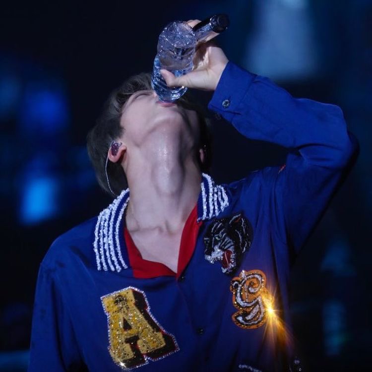 Also tiny shout out to his neck because 