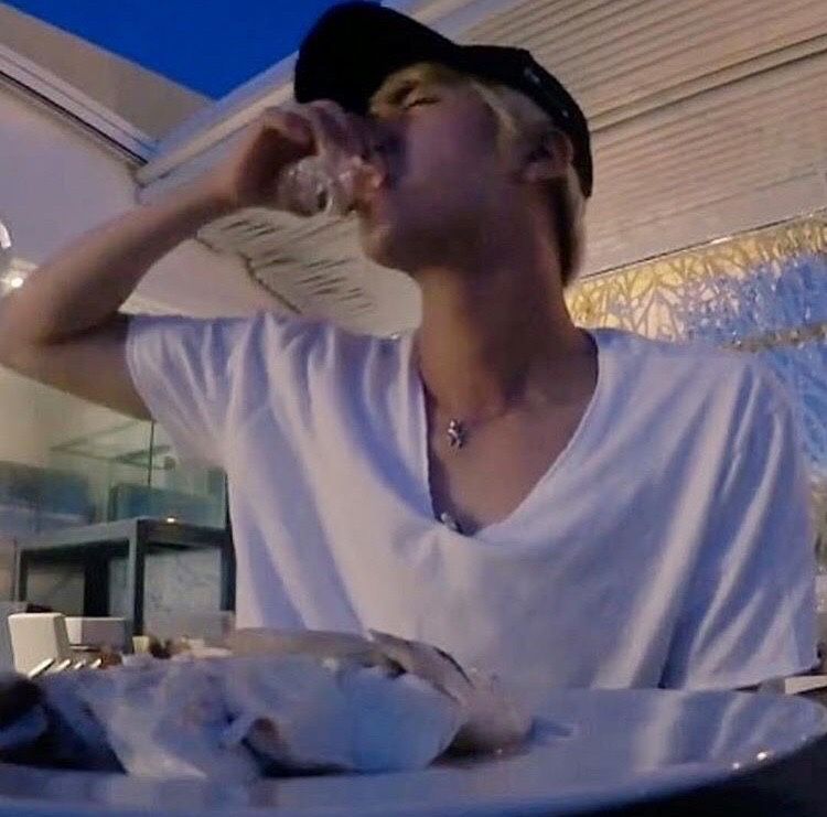 Also tiny shout out to his neck because 