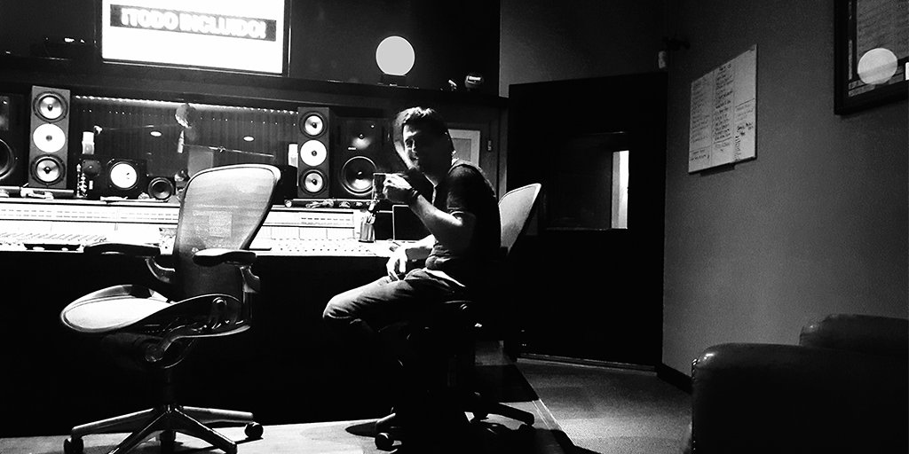 Making this album was a lot of hard work but we also had fun times. #coffeedrinking #lovecoffee
Hacer este álbum fue mucho trabajo duro pero también tuvimos momentos de diversión 💪 Lo disfrutamos 😀