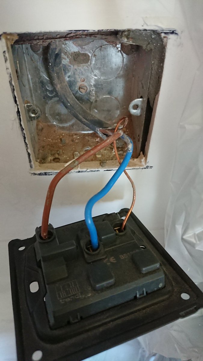 ELMATelectrical's tweet image. When builder did electrical work...