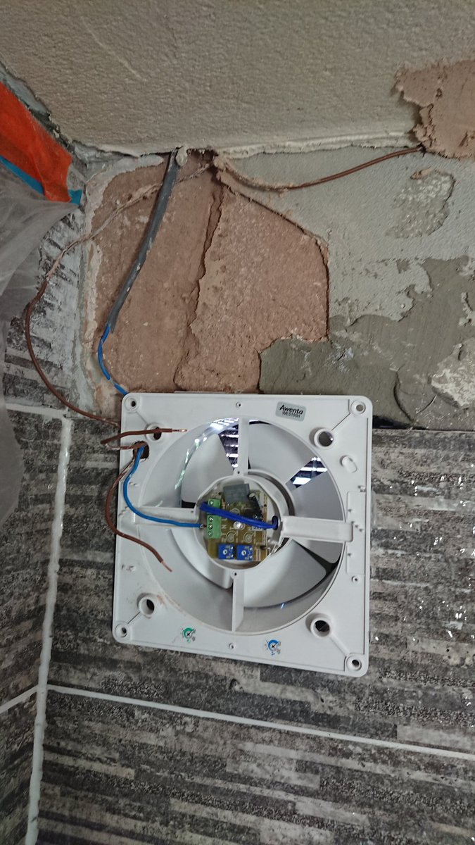 ELMATelectrical's tweet image. When builder did electrical work...