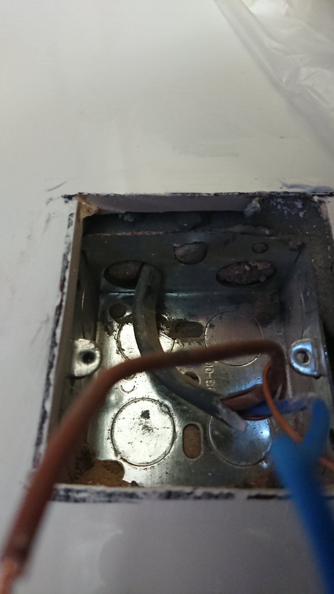 ELMATelectrical's tweet image. When builder did electrical work...