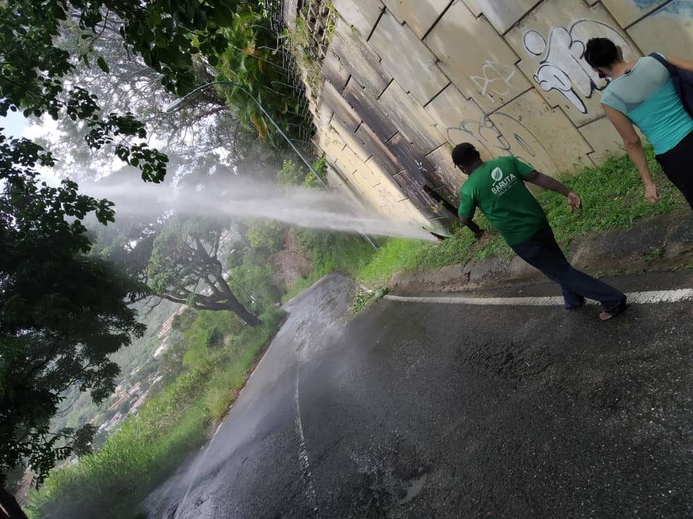 ¡Feliz jueves, vecinos! Desde esta mañana nuestra cuadrilla de Aguas Blancas se encuentra reparando unas averías en las tuberías de las siguientes zonas:

-La Trinidad frente Hacienda la Trinidad
-Cementerio del Pueblo de baruta
-Calle San Rafael de Lomas de La Trinidad