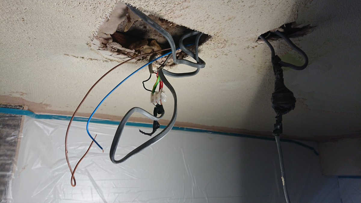 ELMATelectrical's tweet image. When builder did electrical work...