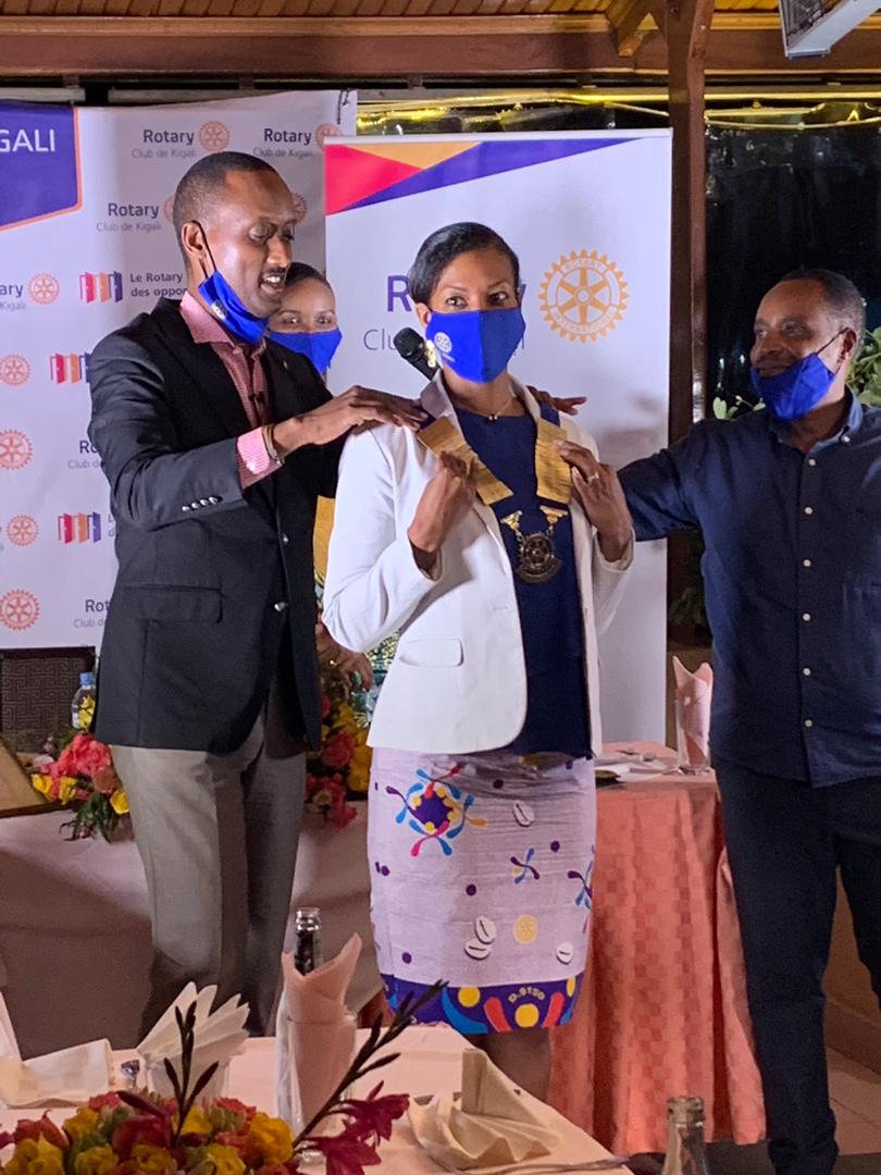 rckigali's tweet photo. IPP @EddySebera decorating President @SarahDoukoure with the Presidential medal as he receives a token of appreciation for his hard work, dedication & commitment to service.
#RCKDInstallation, #RotaryRwanda, #RotaryOpensOpportunities, #ServiceAboveSelf https://t.co/JiCaUIb66v