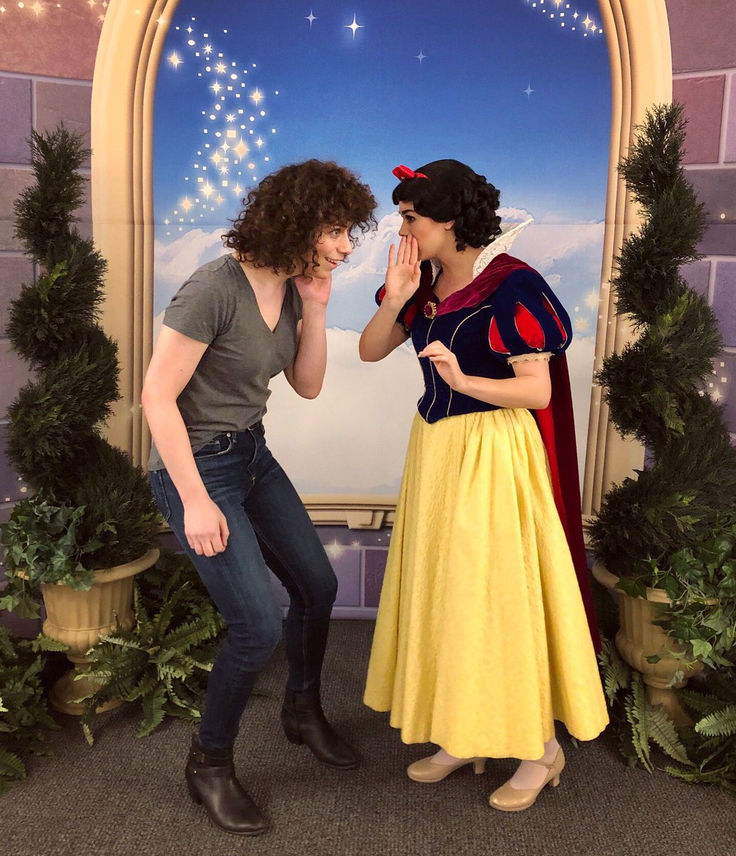 Snow White unexpectedly visited our workplace at Disney! She was so wholesome n sweet- it meant so much to me that without missing a beat, treated me like any other girl.

I honestly didn't expect it to hit so hard ?✨? 