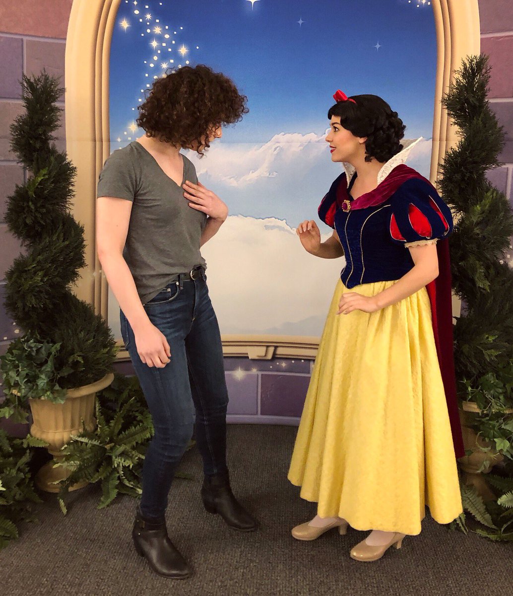 Snow White unexpectedly visited our workplace at Disney! She was so wholesome n sweet- it meant so much to me that without missing a beat, treated me like any other girl.

I honestly didn't expect it to hit so hard ?✨? 