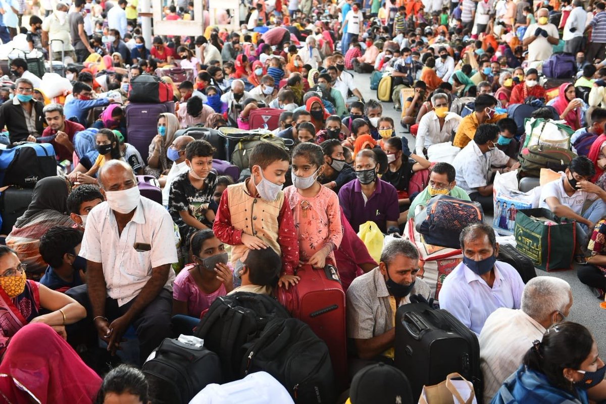 imragunath's tweet photo. @GMSRailway @RailMinIndia @PiyushGoyalOffc @CMOTamilNadu @PIBJaipur @MIB_India Looks like social distancing ensured only in pictured shared by you... here you have some picture https://t.co/ww3mktjvPn