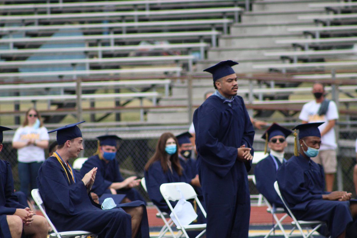 ColoniaHigh's tweet photo. As the graduate’s name was called, they stood instead of getting their diploma cover. Seniors cheered for one another as each graduate was recognized #ClassOf2020 #Graduation2020 #coloniapride https://t.co/1CKCZMcTPg
