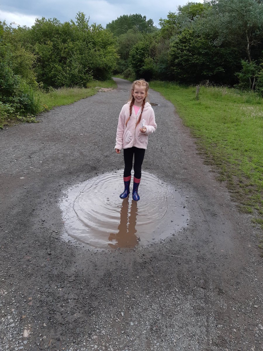 kerry_watkinson's tweet photo. Perfect weather for welly walks @AJS_4H https://t.co/2TKxEDVBBh