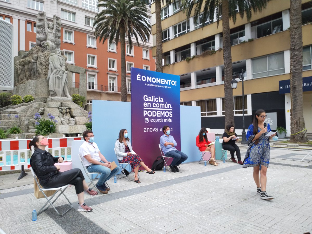Comezamos este acto en defensa da Cultura nun espazo históricamente republicano, baixo a mirada de Curros Enríquez, e co fondo da banda sonora de "Novecento" de Ennio Morricone.
<a href="/iCebreiroLopez/">Inés Cebreiro López</a> recorda a importancia da #Coruña como centro cultural, antaño e agora.
#ÉOMomento