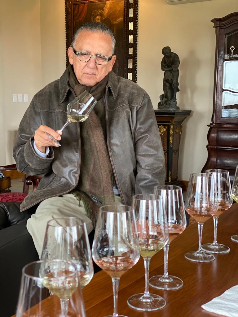 galvaobueno's tweet photo. Fazendo a degustação do novo lote de #LetsWine, o primeiro está quase no fim, mas você ainda consegue comprar com desconto no site da #BuenoWines, acessa aí: https://t.co/k87TdPoA2J https://t.co/ptNELTuIC2