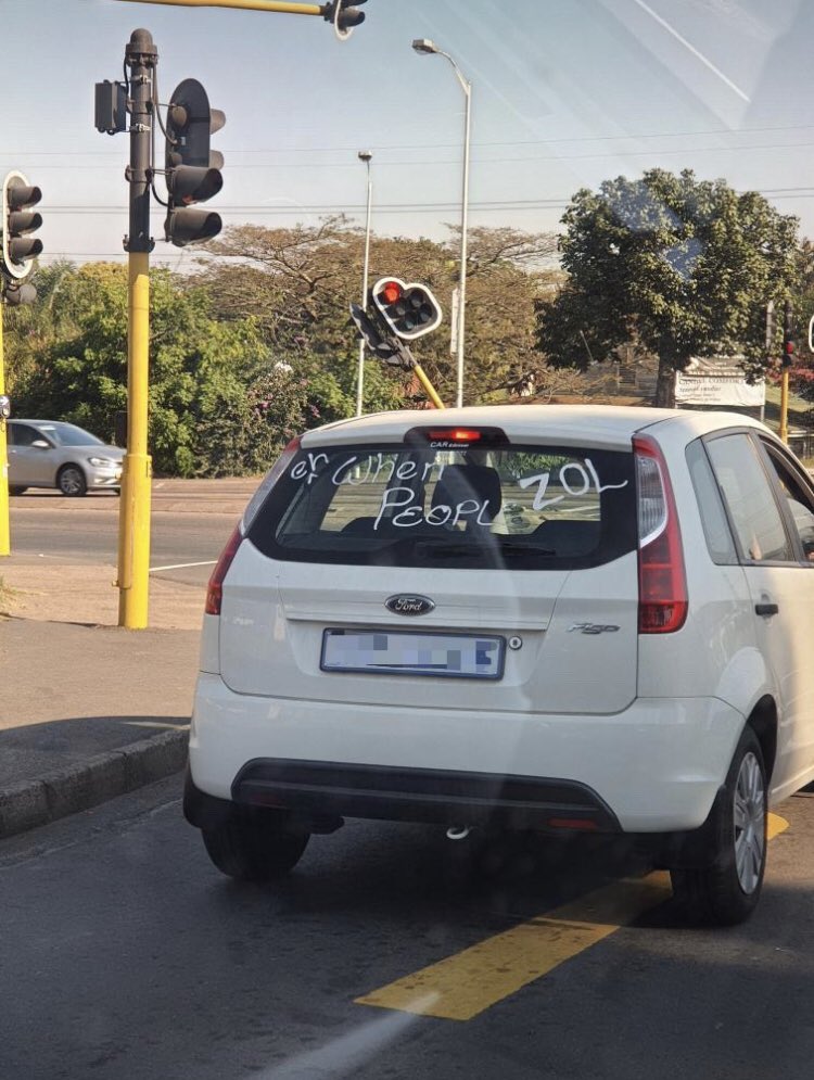 Even the cars 😂😂 that traffic light had a ZOL