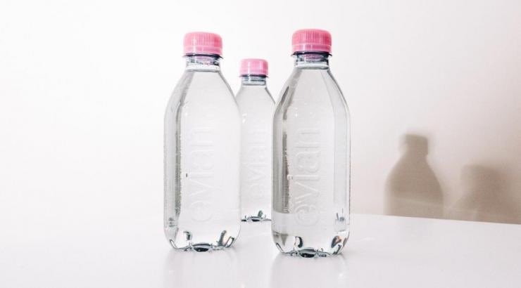 Evian dévoile la première bouteille sans étiquette, 100% matière recyclée et 100% recyclable