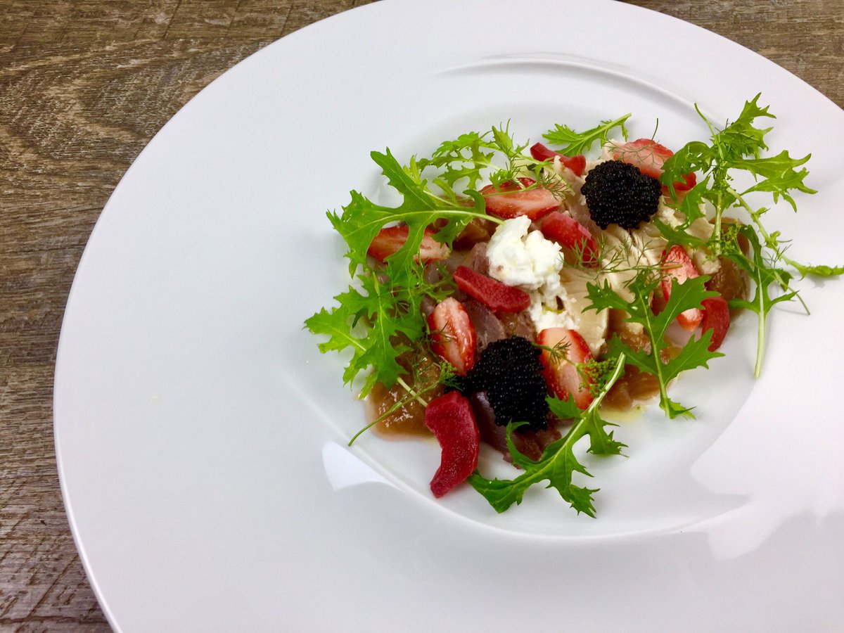 61degres's tweet photo. #TruiteFario en deux façons : #gravlax et #tataki accompagné d’un #chutney de #rhubarbe, de #pickles de rhubarbe, de #fraise, de #fromage frais, d’huile d’olive infusée au #Timut et #Sancho 🤪🤪🤪 et œuf de lumps.
Une dinguerie 🎉🎉🎉🎉🎉
Ça vous plaît ???? 🤔🤔🤔🤔 https://t.co/mDLeLLoW5a