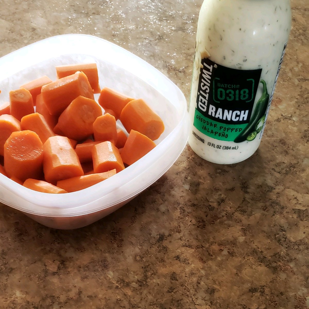 CrimsnMacchiato's tweet photo. Spice up your Thursday with a yummy snack ๐ Jalapeรฑo @TwistedRanchSTL pairs perfectly with chopped carrots. Healthy snacks made easy ๐ Thank you @Influenster ๐ค
.
.
.
#ReadySetRanch #RanchifyIt #contest #complimentary #healthysnacks #spiceitup https://t.co/DKi6wd1aqg