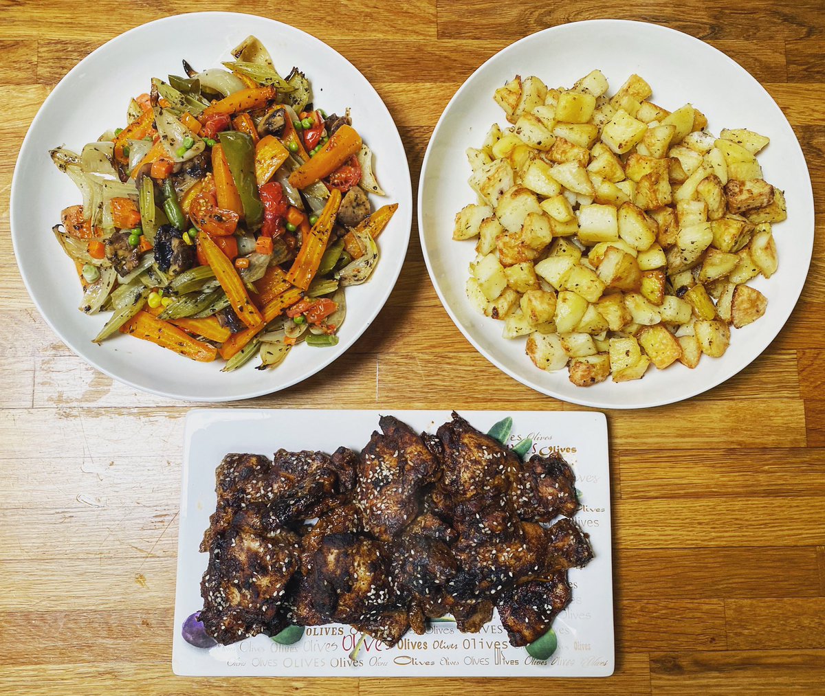 Soy, Sesame &amp; Ginger Chicken Thighs, Roasted Potatoes &amp; Herb Mix Vegetables🍗🌿🌽
