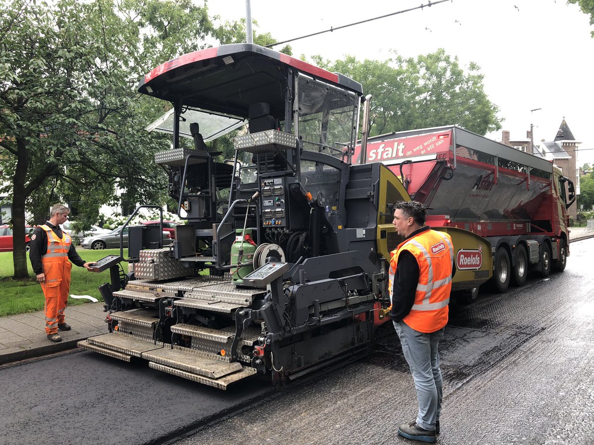 MaikelWelmers's tweet photo. Cronjéstraat en Paul Krugerstraat liggen er klaar voor , morgen de #deklaag #warminwarm @gemeentearnhem door #specialistenindeinfra @Roelofsgroep al 60jaar #vakmanschap #asfalt #infra https://t.co/lJ8XJ3xnvz