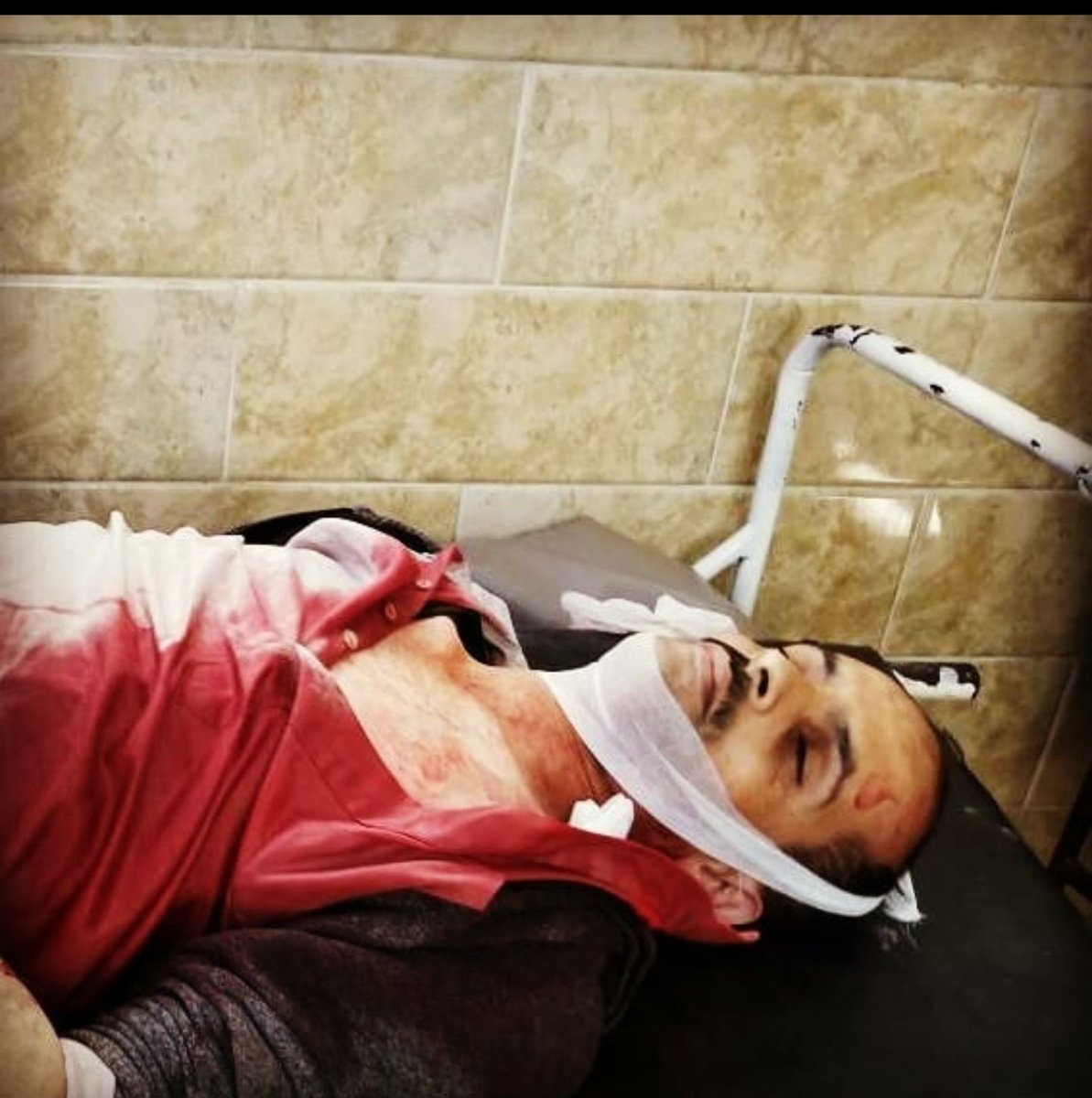 SSakher111's tweet photo. ويزداد هول الجريمة فظاعةً والمجرمَين بشاعةً عندما نعلم أنهما بعد فراغهما من صخرٍ اتَّجهَا صوبَ أخيه محمد عَمُّه بالعصا وابنُهُ بالجنبية ولمَّا يَزَلْ دمُ صخرٍ يقطر منها ،شاهدهم صخر قبل مفارقته الحياة ، ومن شدة خوفه على أخيه محمد تناهض بالقيام بُغية حمايته وكي لا يفعلَان https://t.co/6PeHmhi81O