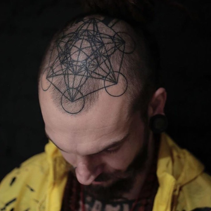 felixmarmann's tweet photo. "There is geometry in the humming of the strings. There is music in the spacing of the spheres" -Pythagoras ⁠
⁠
Exquisite Kopftätowierung mit geometrischem Muster von Helen Hitori. https://t.co/ePe6BjYeZZ