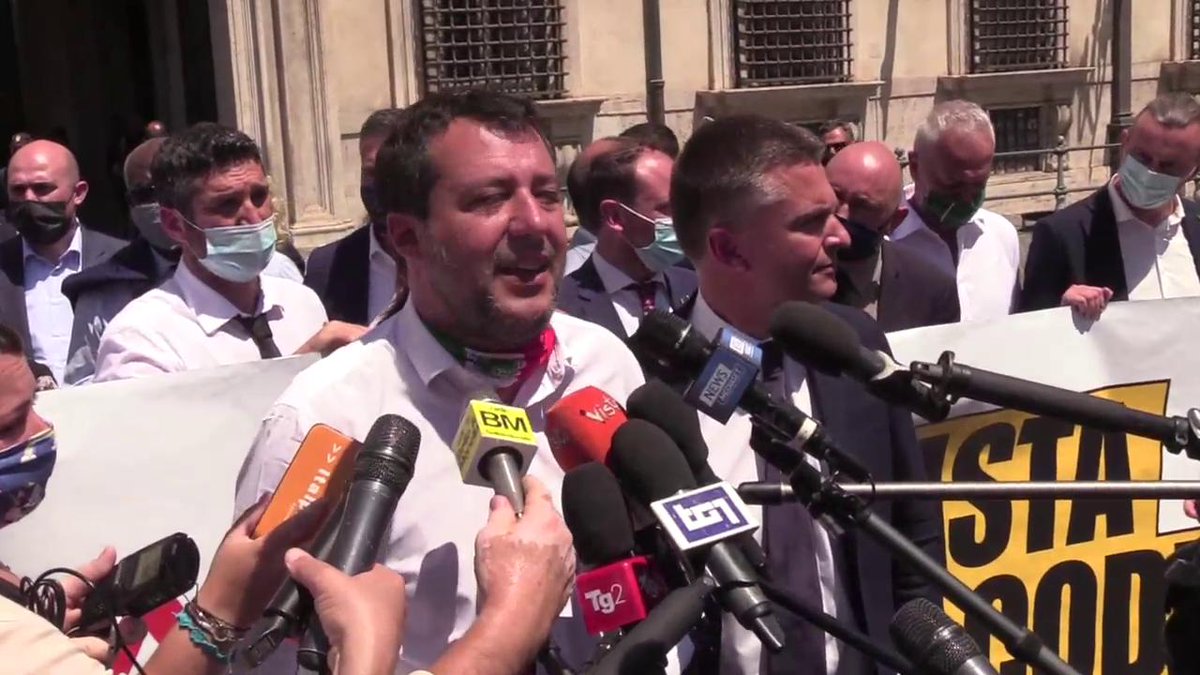 NazionalP's tweet photo. @matteosalvinimi come diavolo puoi 
 paragonarti al  leader comunista  #Berlinguer
Ti ha dato di volta il cervello
 Forse dipenderà dal caldo se il tuo cervello tira fuori certe fesserie
 Magari sei solo stupido o al limite disperato
Tu rappresenti  la destra! 
@Agenzia_Ansa https://t.co/GPpVtoFJsv
