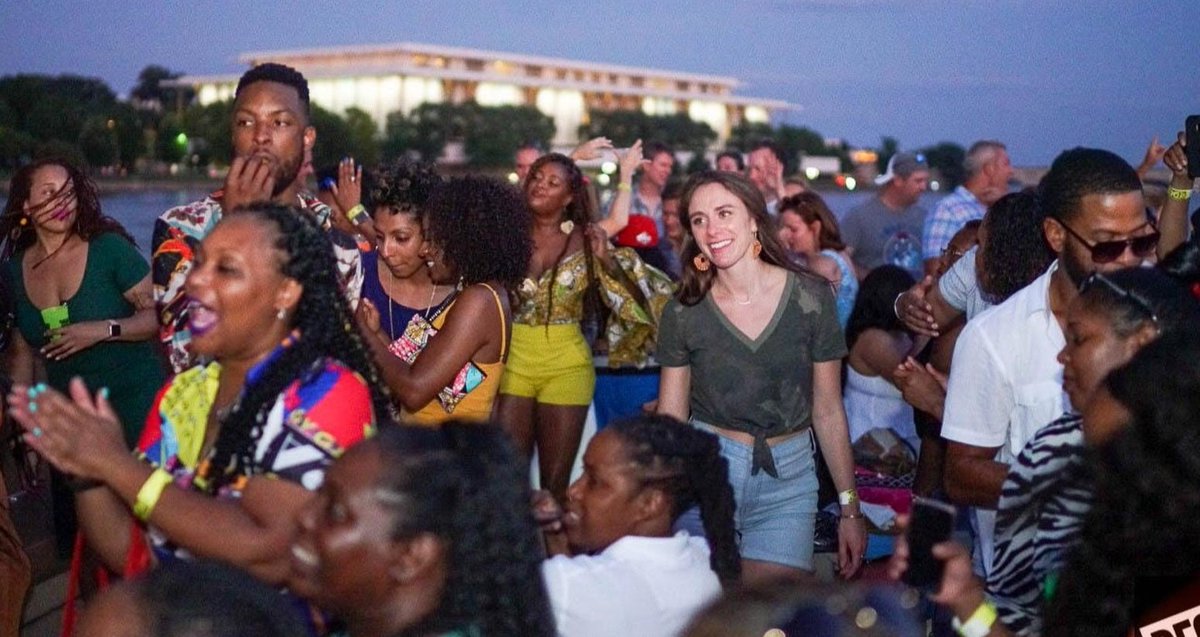 regmopromo's tweet image. #TBT to when we were able to Party on the Potomac.

Caribbean Boat Party for Labor Day last year.
#RegMoPromo #RegMo #DC #boomerang #party #drinks #dance #caribbean #soca #reggae #afrobeat #kompa #drums #beats #rumpunch