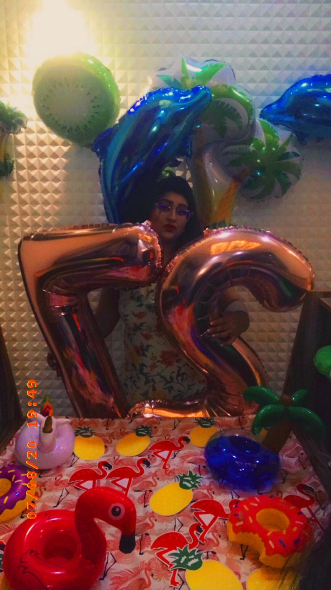 selene_mish's tweet photo. Aloha 27 🌴🍾 couldn’t go to the beach so they brought the beach to me lol feeling like a 7 year old kid #Beach #beachcake #beachbirthday #27birthday not gonna write anything long that’s posted on Instagram #mishx.x #aloha 🌴🏝🏖🍾💚🧡💙💛 https://t.co/1lFEaP4M4k