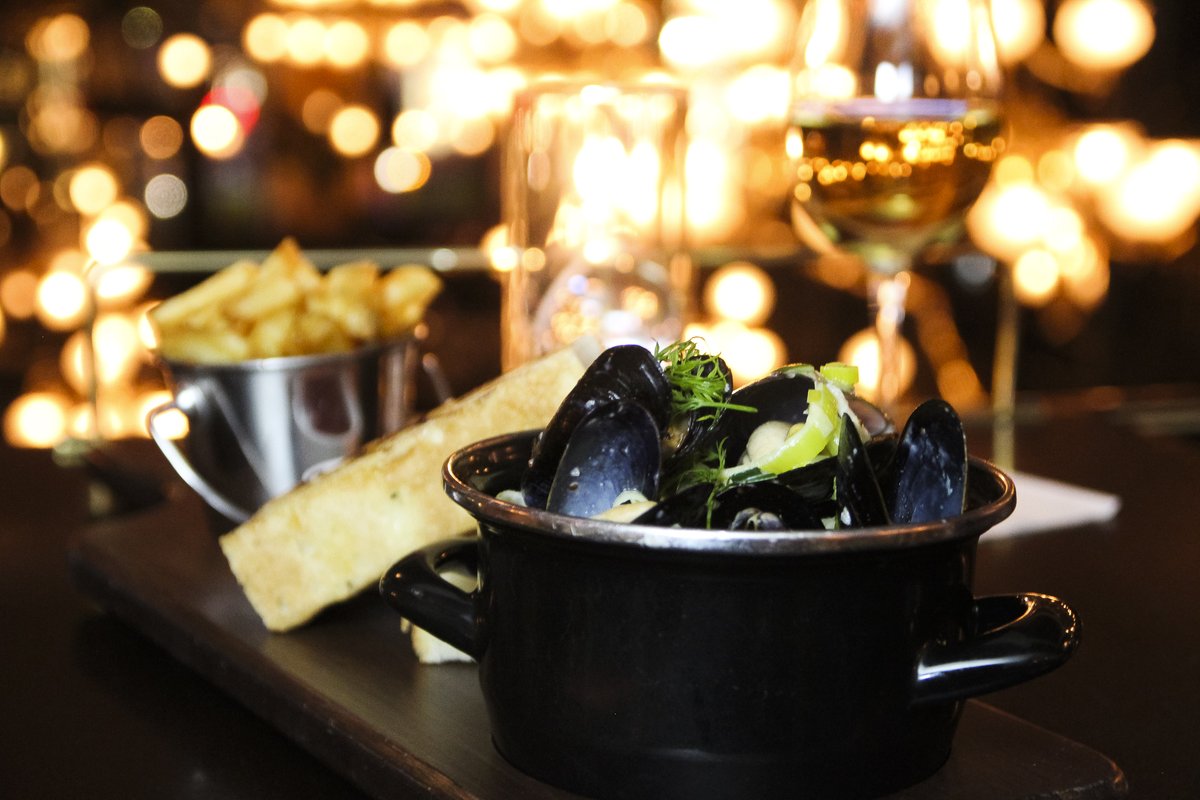 bardandbanker's tweet photo. Mussels & Frites $17 every Thursday. Pair that with a @driftwoodbrewery "Golden Tug" for $7 and Live Music from 6:00 to 9:00pm! The perfect Date Night Thursdays!
#yyjeats #yyjfood #yyjdeals #musselsandfrites #mussels #westcoast #seafood #bardandbanker #driftintotheweekend https://t.co/Pj8njzfg0d