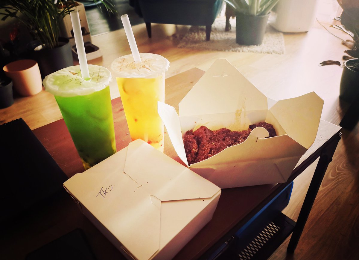JisunFanel's tweet photo. The comfort of a good meal 😊
Donburi Tonkatsu with bubble tea tonight!
#Fufuramen #BubbleTea #HelloTea https://t.co/hoaLEwA3hM