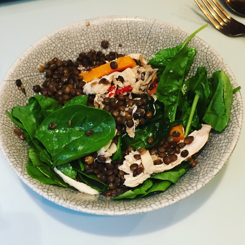 ivyngeow's tweet photo. Yup I started my 14 day cut the crap regime! Dinner was green lentil, basil, spinach and chicken. You can see everything that it’s made of. That means no complications or processed food. Lime, sesame oil and ginger dressing. Fresh red chillies from my garden. #leaneating https://t.co/daOBGNRhGZ