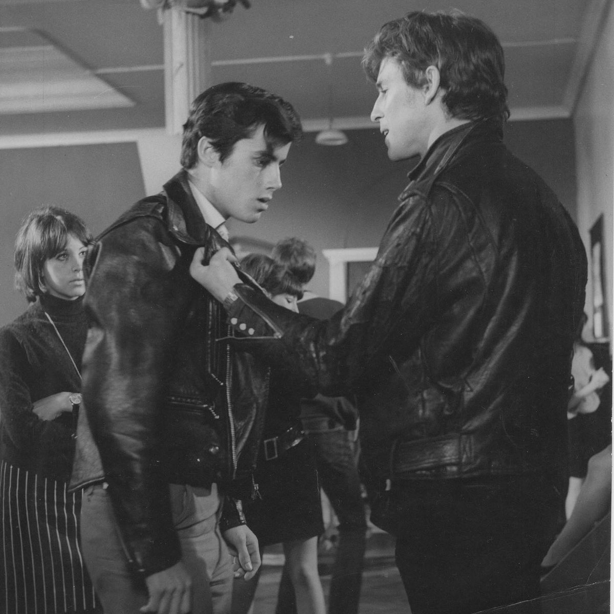 LewisLeathers's tweet photo. Promo photos for the To Sir with Love movie showing Christian Roberts in Bronx jacket and the guy on the left in his Lightning jacket.
#tosirwithlove #lewisleathers
#Bronxjacket #1967 https://t.co/EtDDO8nl8R