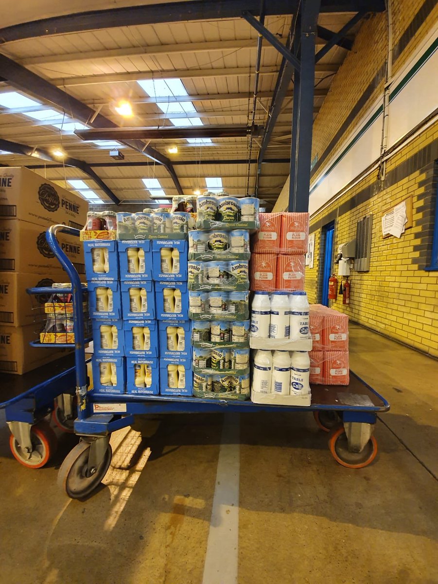 CILuton's tweet photo. Week 4 and the team has been busy shopping and packing for this weeks deliveries, including the fresh fruit and vegetables from Woodside Animal Farm

This week we have 48 families and 75 individuals who we are delivering to across Luton. 

#SupportingLocalNeeds https://t.co/ZWVNvyIRgy