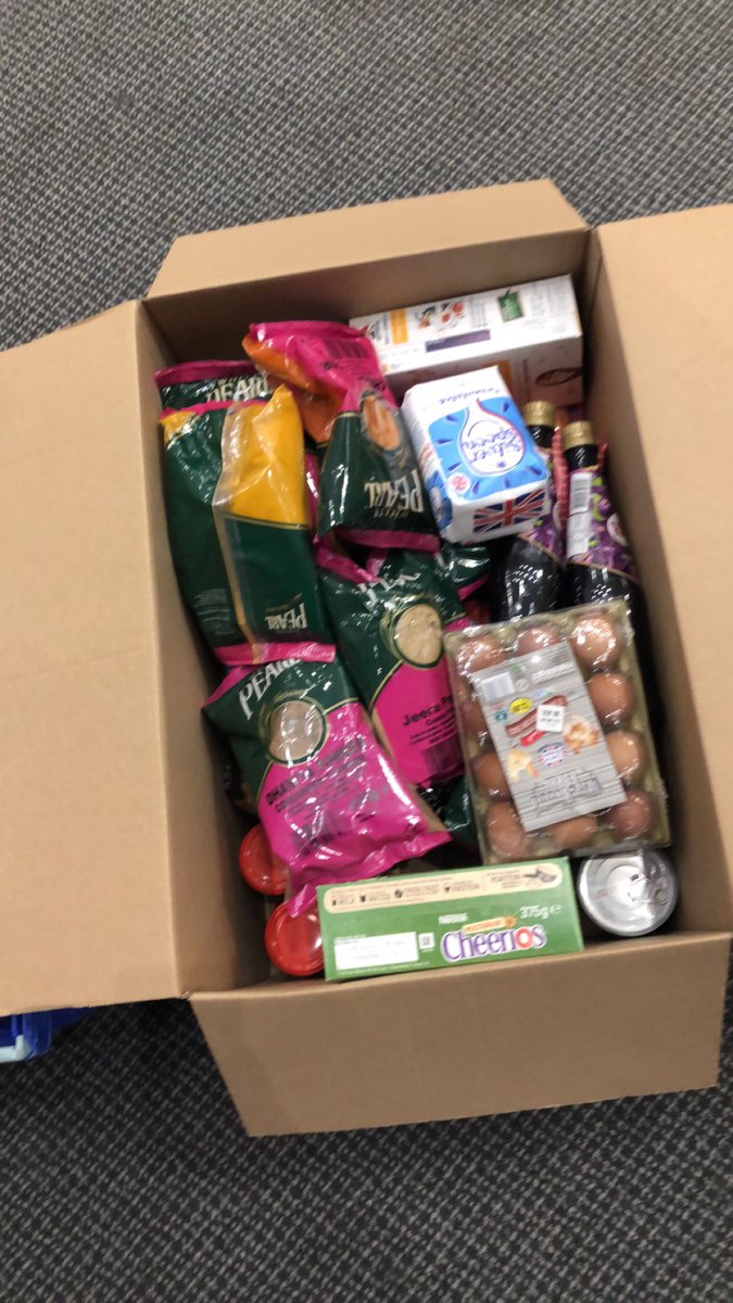 CILuton's tweet photo. Week 4 and the team has been busy shopping and packing for this weeks deliveries, including the fresh fruit and vegetables from Woodside Animal Farm

This week we have 48 families and 75 individuals who we are delivering to across Luton. 

#SupportingLocalNeeds https://t.co/ZWVNvyIRgy