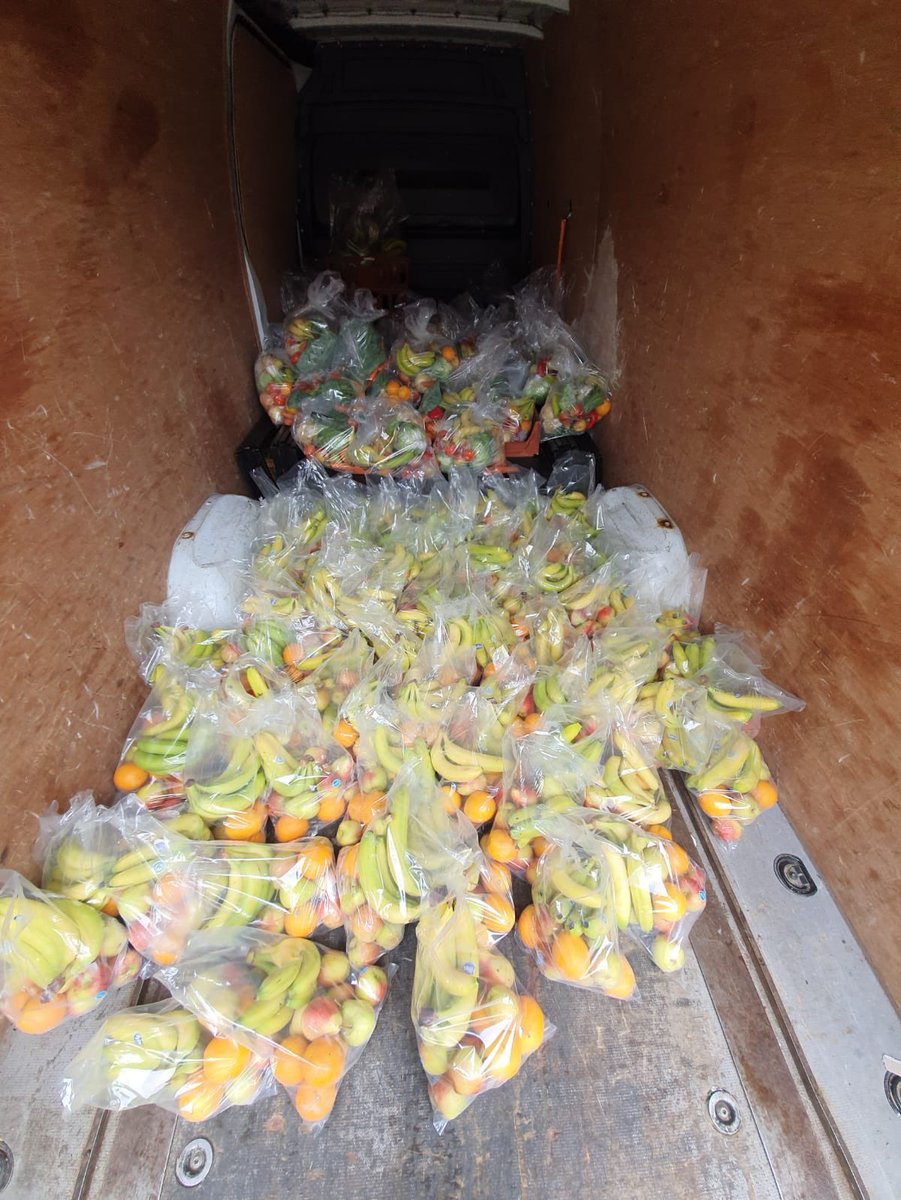 CILuton's tweet photo. Week 4 and the team has been busy shopping and packing for this weeks deliveries, including the fresh fruit and vegetables from Woodside Animal Farm

This week we have 48 families and 75 individuals who we are delivering to across Luton. 

#SupportingLocalNeeds https://t.co/ZWVNvyIRgy