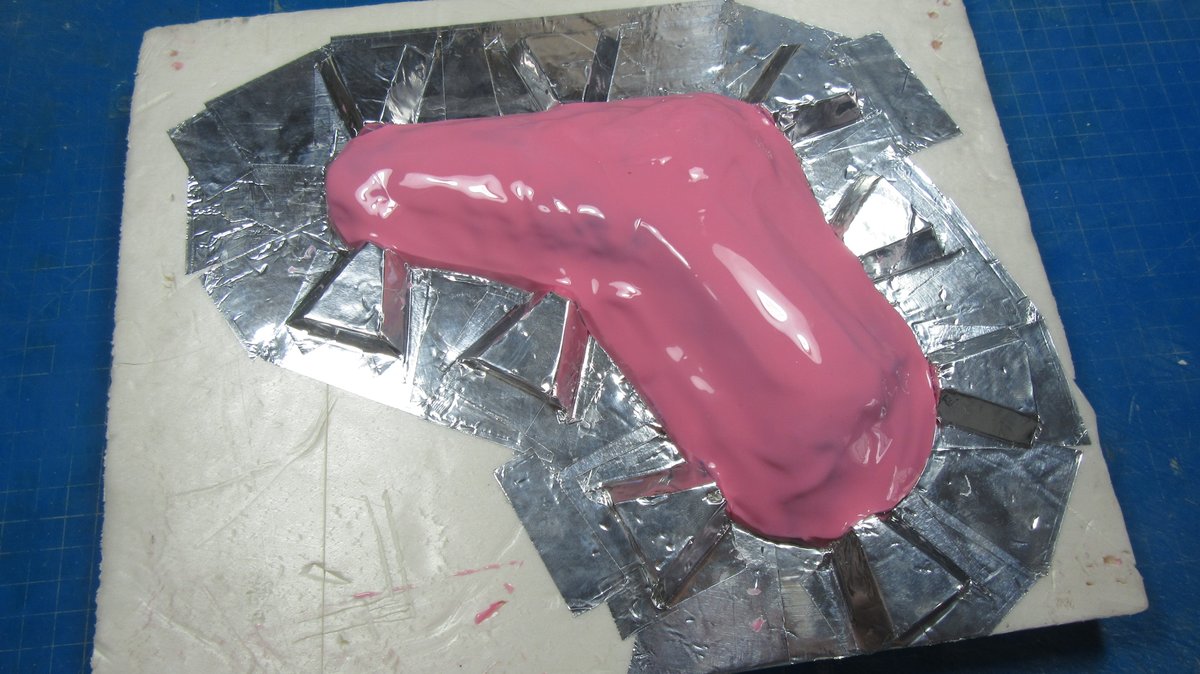 Timuche's tweet photo. Première partie des moules terminées !
-----
First part of the molds finished !
#starwars #anewhope #ANH #starwarsprops #stormtrooper #empire #blaster #e11 #e11blaster #replica #mold #molding #silicone https://t.co/FEMBd86pf2