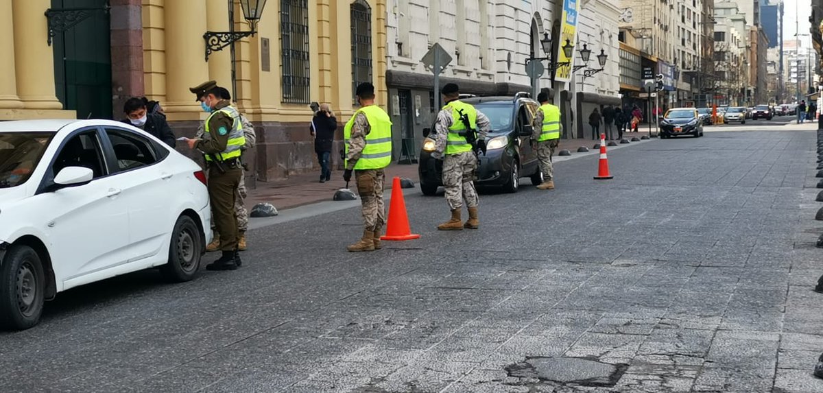 CGGERM's tweet photo. #PlazaDeArmas/ Como los 77 soldados del combate de "La Concepción" y en honor a #LaBanderaDeTodos , nuestros soldados ratifican a diario su compromiso con la Patria, quienes hace + de 100 días están entregando su máximo profesionalismo ante esta pandemia 🇨🇱🇨🇱🇨🇱 https://t.co/ZGHNCyzfuY