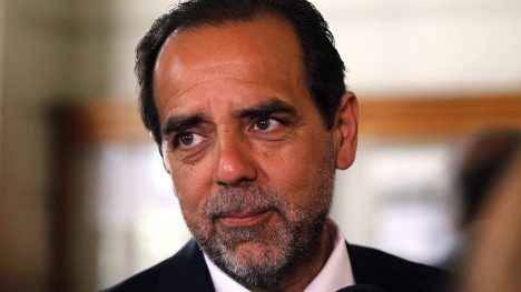 elmostrador's tweet photo. VIDEO| “He visto al senador Allamand desplegar la campaña del terror”: Diputado Mulet acusa al parlamentario RN de realizar “defensa irrestricta” al sistema AFP
https://t.co/nifABAXYZ2 https://t.co/c8mCTyPbqE