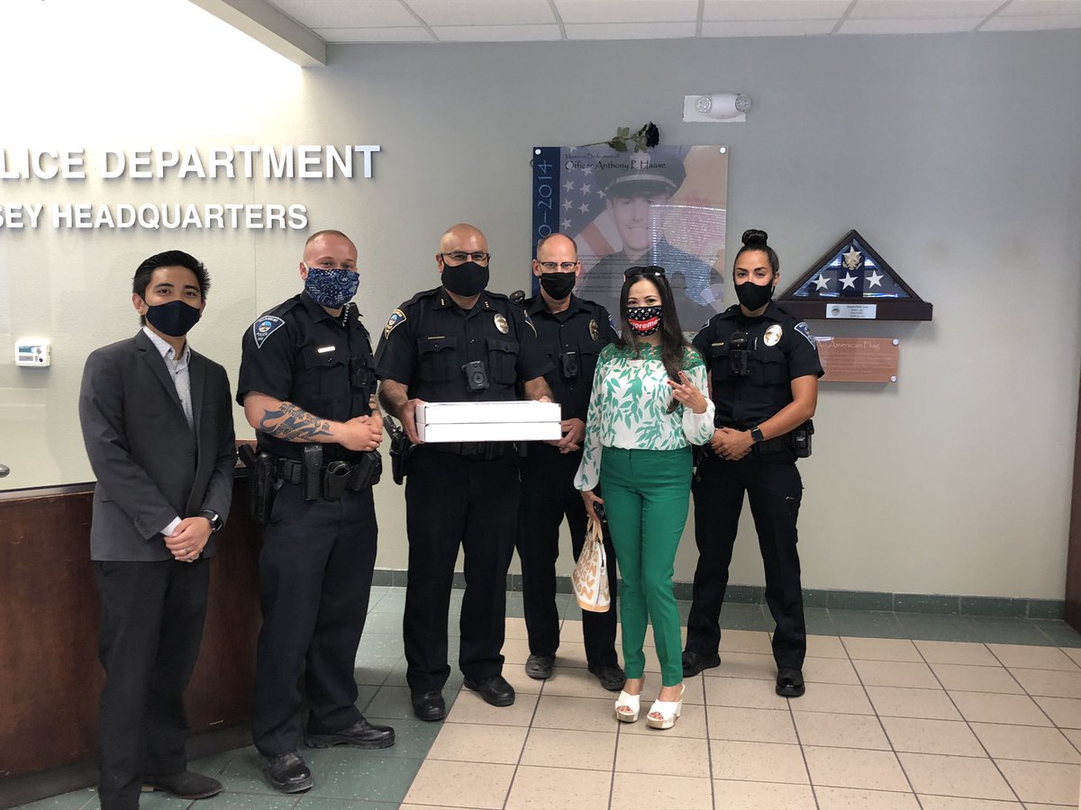 RioRanchoPD1's tweet photo. Dicky Abad surprised us with a bunch of cookies today. Thank you Mr. Abad for your support and thoughtfulness. #grateful #rrpd #community https://t.co/6JPqk1TPqM