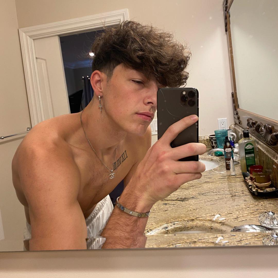 madisonshanks3's tweet photo. I just wanna say thanks to these 4 boys for being great inspirations. Ty guys for bringing smiles to a lot of people’s faces, and thank you for being you, and never changing. It’s sure gonna be weird not watching y’all anymore.. much love to yall❤️ @BlaneOh https://t.co/zQRKFzvhO1