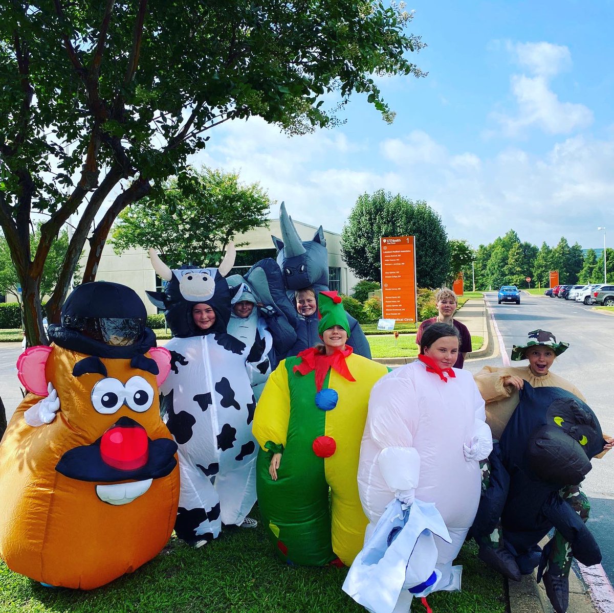 resound_tx's tweet photo. Our JH GIRLS partnered with Bristol Hospice to spread some summer love and cheer to the many local front line workers and those in their communities!!

They dressed up in blowup costumes and danced all morning 💃👏🏼🙌🏼 https://t.co/bm1CWADVPA
