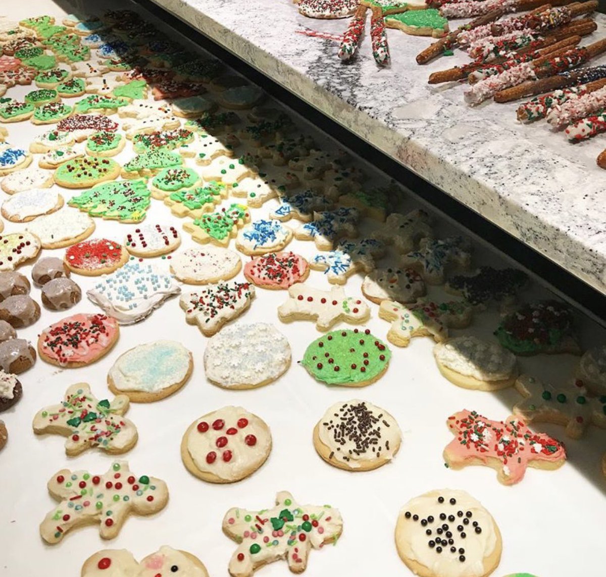 ManorHouseDAR's tweet photo. #ThrowbackThursday in honor of #NationalSugarCookieDay. In December 2019 #DCDAR members decorated cookies for Project Patriot. 🇺🇸❤️ #ManorHouseDAR #TodaysDAR https://t.co/mYPErVNrOt