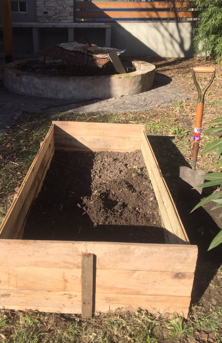 veroazul75's tweet image. El vecino me preguntó si estaba haciendo un ataud... no den ideas. #compostera #compost