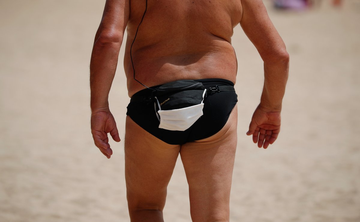 3CatInfo's tweet photo. Per anar d’excursió a la muntanya, no cal mascareta perquè és una pràctica esportiva. Tampoc a la platja per banyar-se o prendre el sol, però sí per arribar-hi, anar als lavabos o als xiringuitos https://t.co/vQYAqjCgz3 https://t.co/jW80s1AoE2