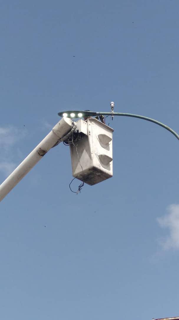 Este jueves #09Jul el equipo de Iluminación está culminando la instalación de las nuevas lámparas LED con el programa #LuzParaBaruta en la Urb. Piedra Azul.