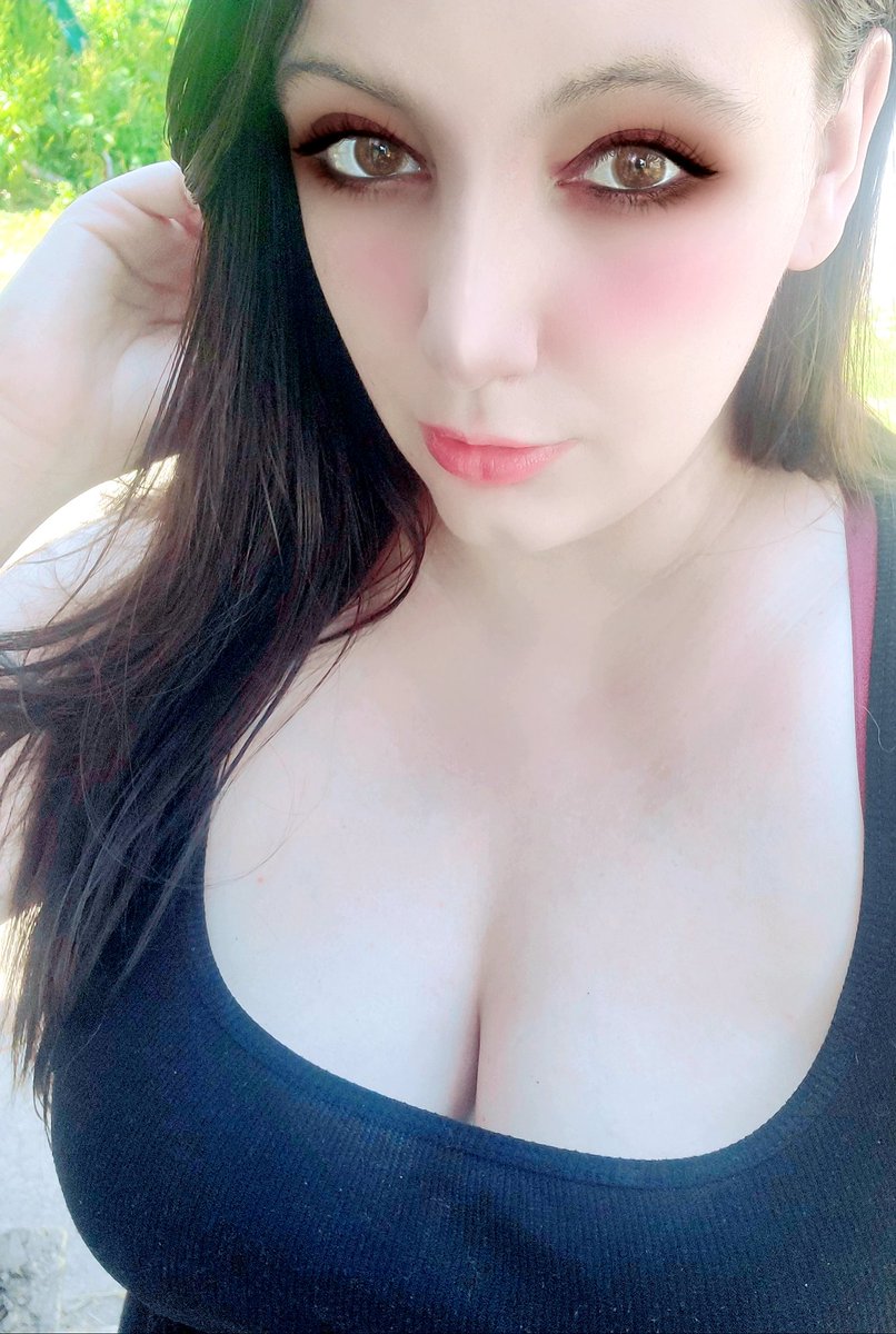 BestJessiicat's tweet photo. It's hot outside. Figured you should know. https://t.co/HPq7klxPNU