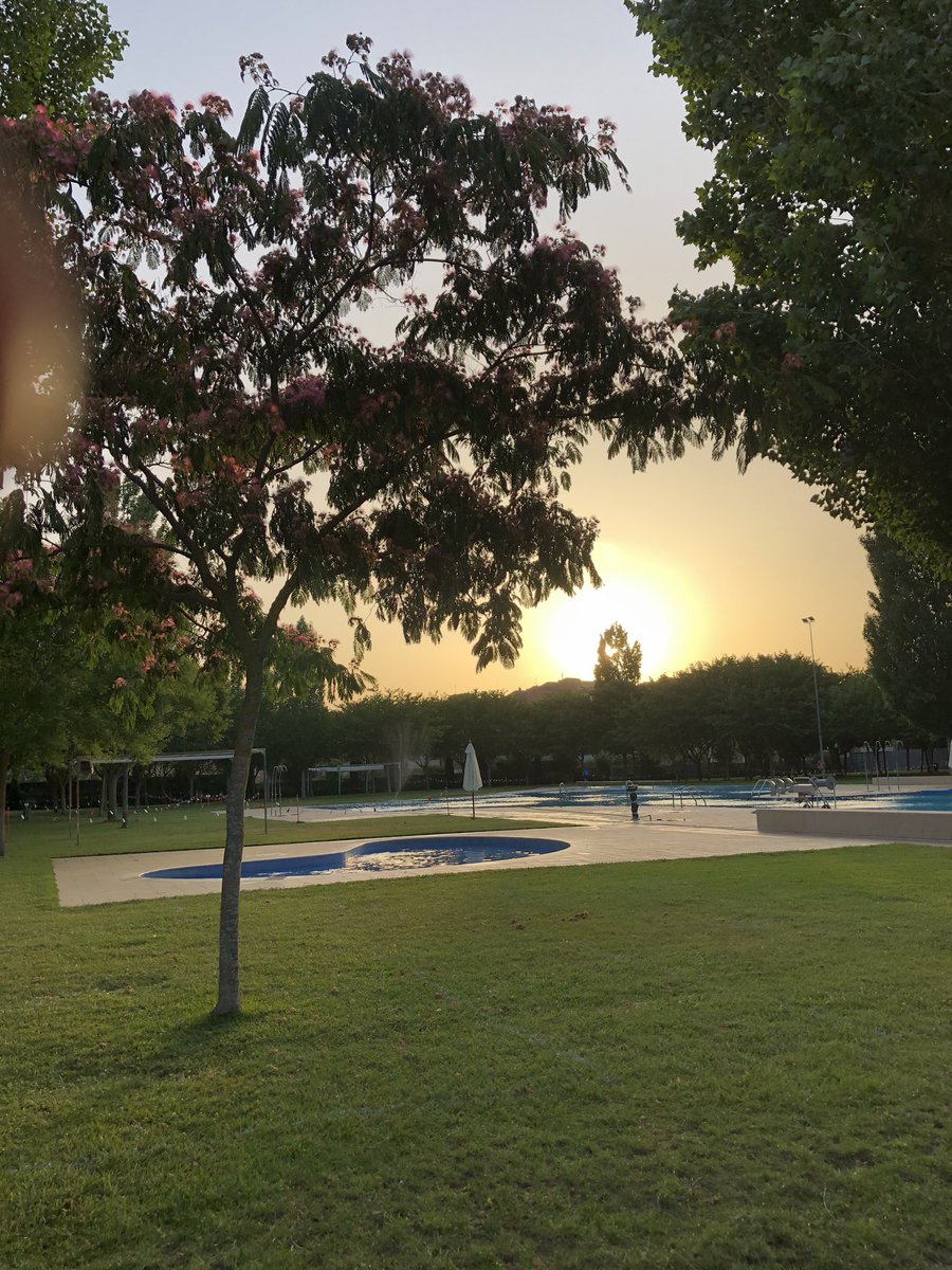 xrocacros's tweet photo. #piscinesmunicipals #Trrga una posta de sol més , quantes en queden? Suposo que ja diran .... #estiu2020 diferent (molt) #summertime #COVID__19 #ponentinament #SocDeLleida orgull de #TerraFerma https://t.co/sgFCOmzmTV