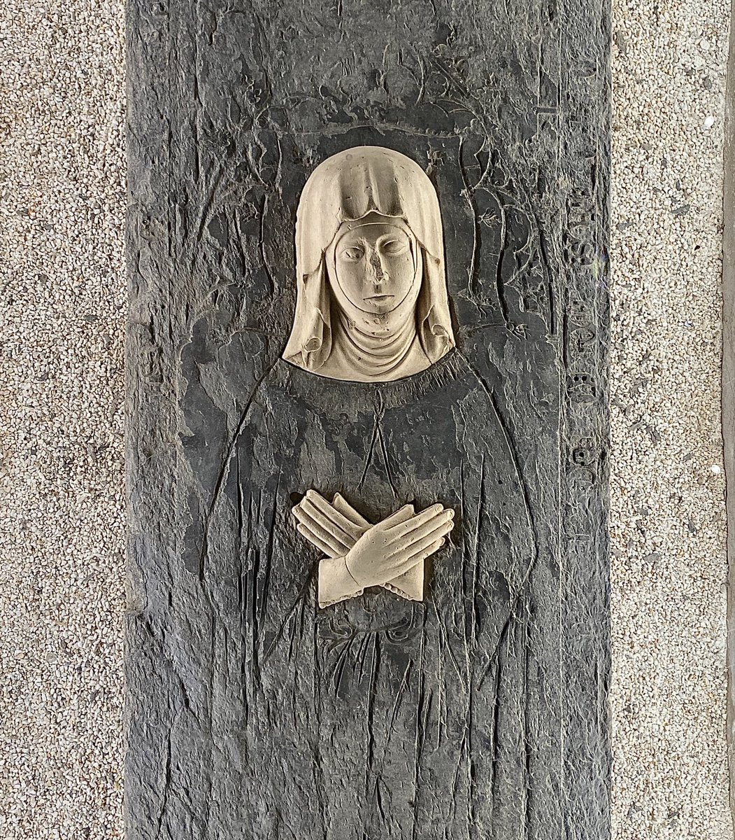 CatedralCu's tweet photo. El sepulcro de Dña. Teresa de Luna, madre del Cardenal Gil de Albornoz, del siglo XIV es una fantástica pieza, que acabamos de limpiar gracias a nuestro programa de restauración y conservación. Tan vanguardista este diseño que podríamos verlo en un espacio de arte contemporáneo. https://t.co/dLtbJP7rza