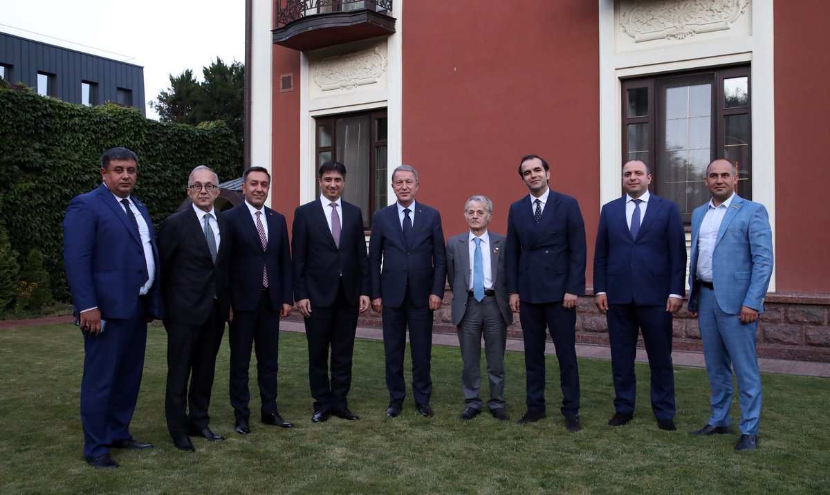 Millî Savunma Bakanı Hulusi Akar, Ukrayna ziyareti sırasında Kırım Tatarlarının Millî Lideri Mustafa Abdülcemil Kırımoğlu, Ukrayna Parlamentosu Mv. ve Türkiye Dostluk Grubu Başkanı olan Rüstem Umerov ve diğer davetlilerle akşam yemeğinde bir araya geldi.
msb.gov.tr/SlaytHaber/972…