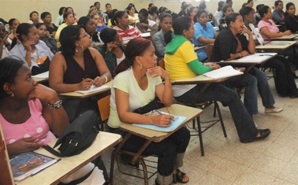 TeamUasd's tweet photo. #NoMeEnfermesUASD  ¡Es imposible no contagiarse en esas condicione! https://t.co/DbVYKczzQG